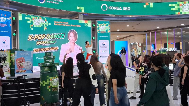 Potret peserta K-Pop Dance Workshop mempelajari koreografi lagu Up & Down dari grup EXID bersama Bae Yoon Jung pada tanggal 8 Agustus 2026 di Main Atrium KOREA 360, Jakarta. 