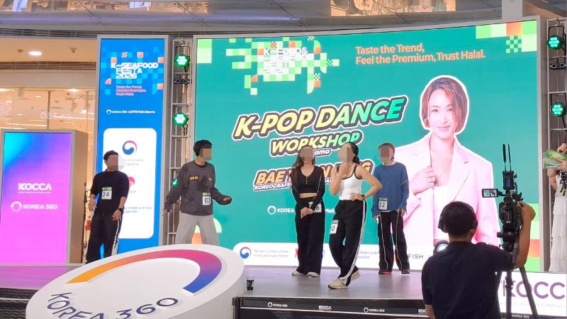 Lima orang peserta terbaik K-Pop Dance Workshop yang dipilih oleh Bae Yoon Jung tampil di panggung utama tanggal 8 Agustus 2026 di Main Atrium KOREA 360, Jakarta.  