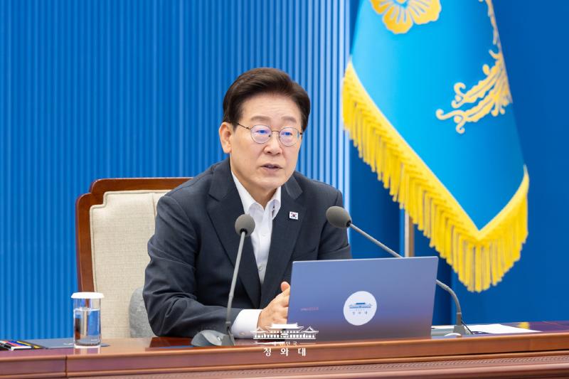 Presiden Lee Jae Myung menyampaikan komitmennya untuk menerapkan sistem rekrutmen militer sukarela selektif dalam rapat bersama para sekretaris senior dan penasihat kepresidenan pada tanggal 13 Agustus 2026 di Cheong Wa Dae. (Cheong Wa Dae)  
