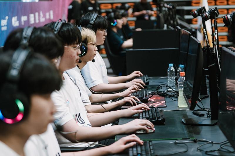 Para peserta terlihat bertanding dalam Turnamen Esports Amatir Piala Presiden ke-17 pada tanggal 16 Agustus 2026 di Gimnasium Jecheon, Kota Jecheon, Provinsi Chungcheongbuk.(KeSPA)  