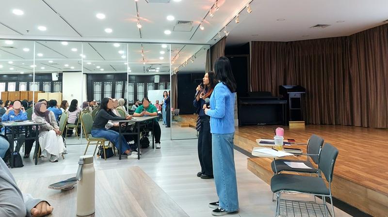 Potret dua staf Korean Cultural Center Indonesia (KCCI) yang bertugas sebagai fasilitator dalam acara Ruang Bicara Bahasa Korea pada hari Senin (10/08/2026) di KCCI, Jakarta. 