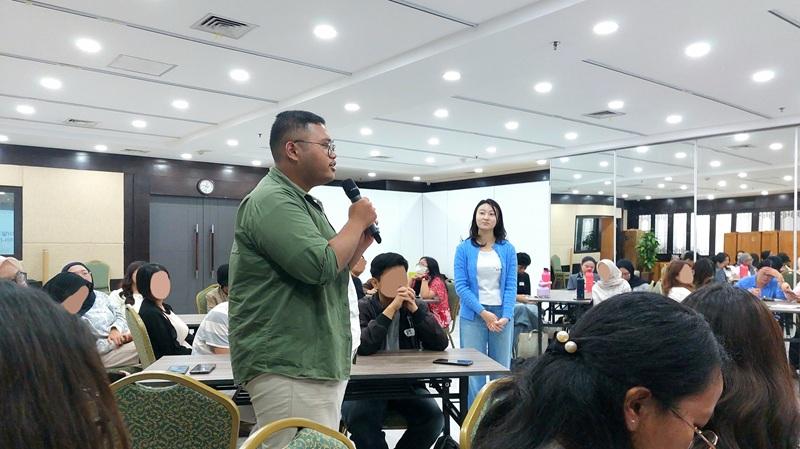 Potret Moses, salah satu peserta, ketika menjawab pertanyaan seputar masa depan dalam acara Ruang Bicara Bahasa Korea pada hari Senin (10/08/2026) di KCCI, Jakarta. 
