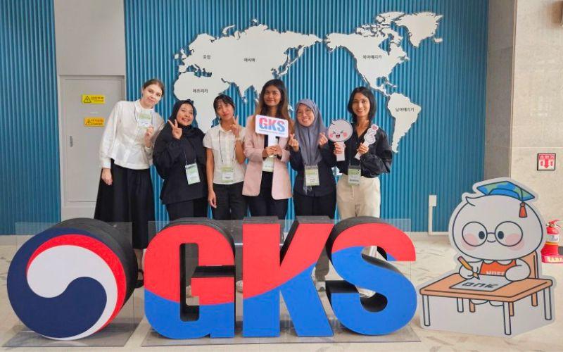 Calon lulusan penerima Beasiswa Pemerintah Korea dari perguruan tinggi di luar wilayah metropolitan Seoul yang mengikuti program pengembangan kompetensi kerja di Institut Pendidikan Internasional Nasional pada tanggal 6–7 Agustus 2026. 