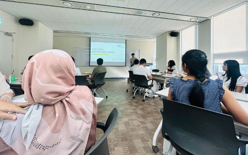 Perwakilan Yayasan Kota Global Busan memperkenalkan lembaga dan peluang kerja bagi warga negara asing sehingga peserta dapat memahami dunia kerja dari perspektif pemberi kerja pada hari Kamis (6/8/2026) di Kota Seongnam, Provinsi Gyeonggi. 