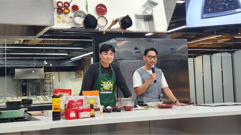 Koki Park Seung Chan bersama MC membuka kelas memasak yang digelar sebagai bagian dari rangkaian K-Food & K-Seafood Festa 2026 pada hari Selasa (11/8/2026) di Modena Experience Center, Jakarta. 