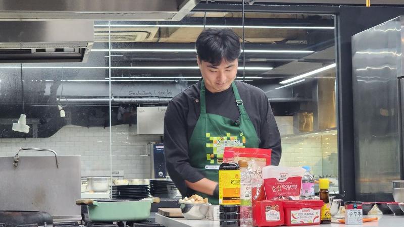 Koki Park Seung Chan membagikan beragam tip sederhana untuk membuat masakan Korea menjadi lebih lezat melalui kelas memasak yang digelar sebagai bagian dari rangkaian K-Food & K-Seafood Festa 2026 pada hari Selasa (11/8/2026) di Modena Experience Center, Jakarta. 