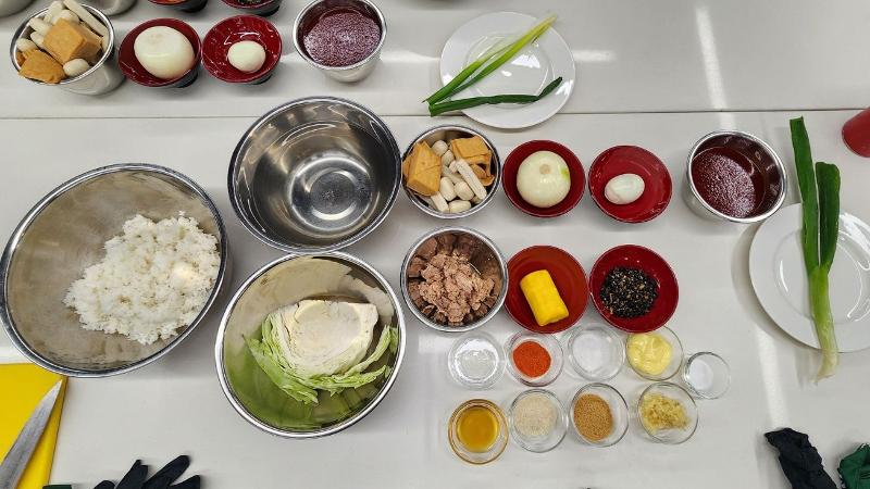 Berbagai bahan untuk membuat tokpoki dan tuna jumeokbap dalam kelas memasak yang digelar sebagai bagian dari rangkaian K-Food & K-Seafood Festa 2026 pada hari Selasa (11/8/2026) di Modena Experience Center, Jakarta. 