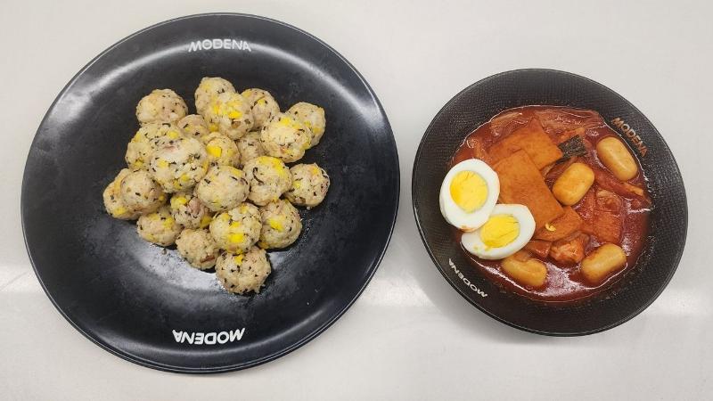 Tokpoki dan tuna jumeokbap siap disantap setelah dibuat dalam kelas memasak yang digelar sebagai bagian dari rangkaian K-Food & K-Seafood Festa 2026 pada hari Selasa (11/8/2026) di Modena Experience Center, Jakarta.  