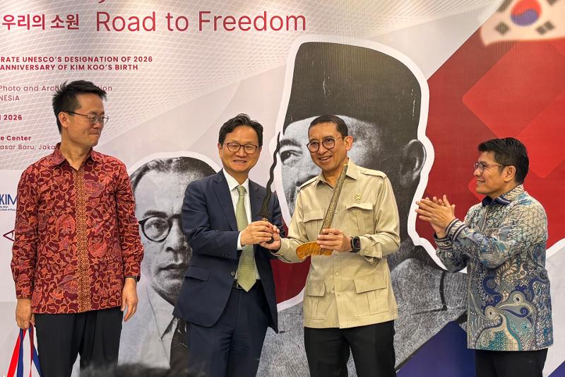 Penyerahan cendera mata berupa keris dari Pemerintah Indonesia kepada Pemerintah Korea dalam upacara pembukaan pameran My Wish, Our Wish: Road to Freedom pada tanggal 12 Agustus 2026 di ANTARA Heritage Center, Jakarta. Dari kiri ke kanan: Direktur KCCI, Lee Sang-jun; Wakil Duta Besar Republik Korea untuk Indonesia, Chung Hae-kwan; Menteri Kebudayaan Indonesia, Fadli Zon; serta Direktur Utama Perum LKBN ANTARA, Beni Butarbutar. 