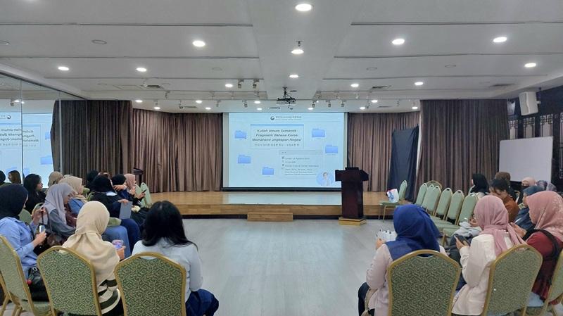 Suasana Aula Multifungsi KCCI beberapa saat sebelum dimulainya Kuliah Umum Semantik dan Pragmatik Bahasa Korea: Memahami Ungkapan Negasi pada hari Jumat (14/08/2026). 