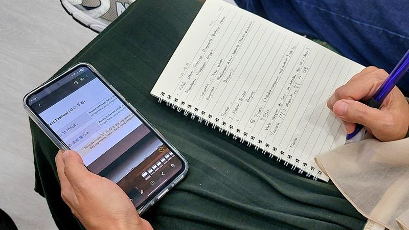 Potret catatan salah satu dari banyak peserta yang mencatat materi dalam Kuliah Umum Semantik dan Pragmatik Bahasa Korea: Memahami Ungkapan Negasi pada hari Jumat (14/08/2026) di KCCI, Jakarta. 