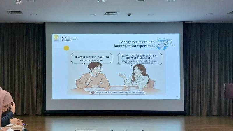 Potret layar proyektor yang menayangkan contoh penggunaan negasi bahasa Korea dalam mengelola sikap dan hubungan interpersonal dalam Kuliah Umum Semantik dan Pragmatik Bahasa Korea: Memahami Ungkapan Negasi pada hari Jumat (14/08/2026) di KCCI, Jakarta. 