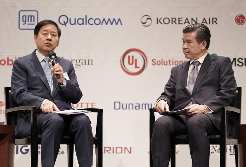 Wakil Perdana Menteri sekaligus Menteri Ekonomi dan Keuangan, Koo Yun Cheol (kiri), menjelaskan arah kebijakan pemerintah untuk memperkuat kerja sama ekonomi antara Korea dengan AS kepada Ketua AMCHAM, James Kim, pada tanggal 19 Agustus 2026 di Hotel Grand Hyatt Seoul, Yongsan-gu, Seoul. (AMCHAM)  