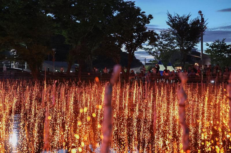 Para peserta Tur Gaya Tumuli menikmati Haman nakhwa nori pada tanggal 27 Juli 2026 di Paviliun Mujinjeong, Haman-gun, Provinsi Gyeongsangnam. (Park Daejin dari Korea.net) 