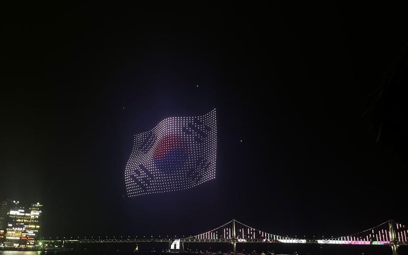 Bendera Korea muncul dalam pertunjukan drone sebagai simbol kemerdekaan Korea pada Sabtu (15/08/2026) di Pantai Gwangalli, Busan. 
