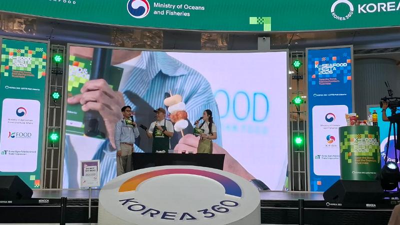 Okky Ho mencontohkan pembuatan sotteok sotteok kepada peserta K-Food & K-Seafood Experience tanggal 16 Agustus 2026 di KOREA 360, Jakarta. 