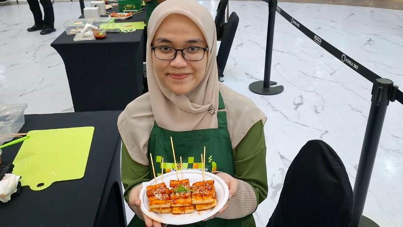 Penulis berfoto dengan sotteok sotteok buatan penulis seusai K-Food & K-Seafood Experience tanggal 16 Agustus 2026 di KOREA 360, Jakarta.  