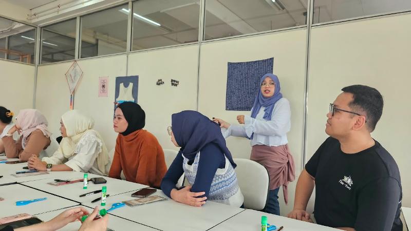 Staf KSIJ, Nabilah Istnaini Rachmah, menjelaskan materi tentang budaya makan Korea serta kerajinan dari kertas tradisional Korea di kelas budaya yang berlangsung pada Minggu (16/8/2026) di ruang kelas KSIJ, Universitas Atma Jaya, Jakarta. 