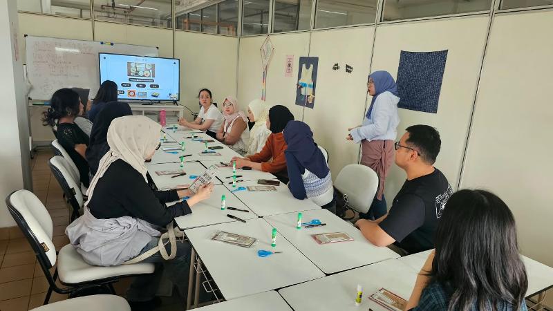 Suasana kelas budaya KSIJ dengan materi budaya makan Korea dan kerajinan dari kertas tradisional Korea yang berlangsung pada Minggu (16/8/2026) di ruang kelas KSIJ, Universitas Atma Jaya, Jakarta. 