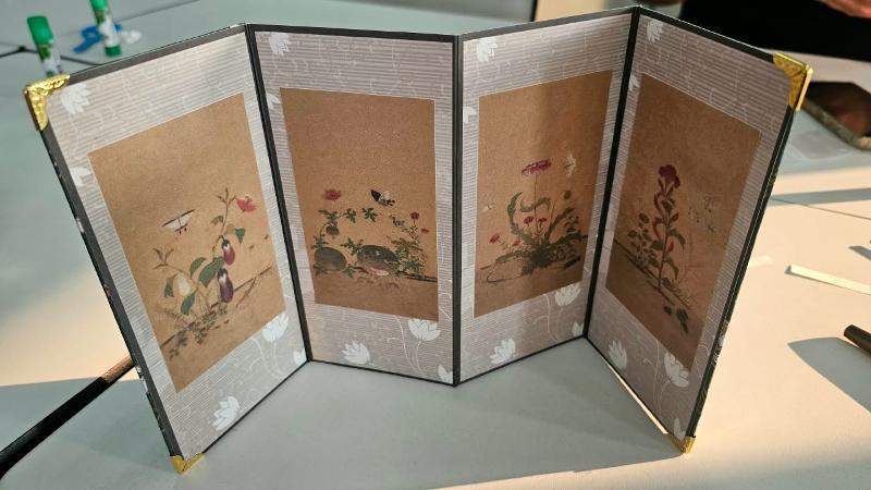 Hasil kerajinan sekesel mini bermotif lukisan tumbuhan dan serangga yang dibuat penulis pada Minggu (16/8/2026) di ruang kelas KSIJ, Universitas Atma Jaya, Jakarta.  