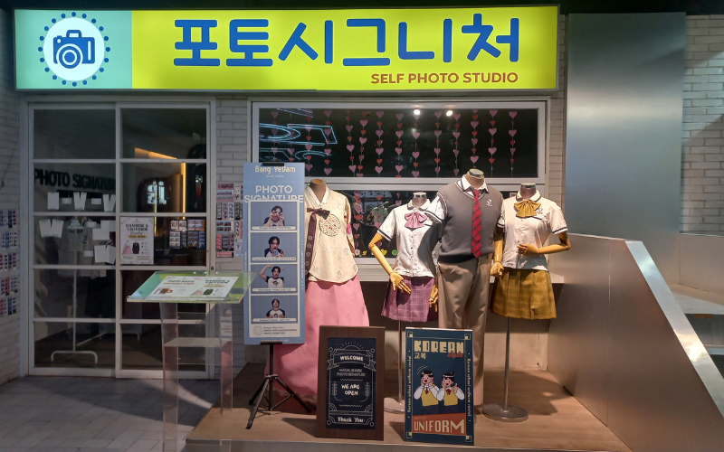 Kostum hanbok dan seragam Korea yang bisa disewa oleh pengunjung di Lotte Alley, Jakarta. Foto di atas dipotret pada tanggal 15 Agustus 2026. 
