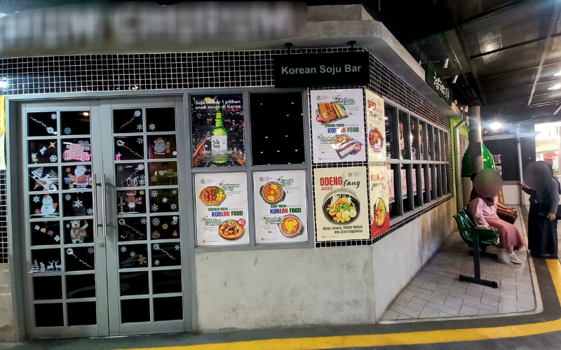 Instalasi sekaligus kedai makanan Korea yang menjadi spot foto pengunjung dan menikmati kuliner Korea di Lotte Alley, Jakarta. Foto di atas dipotret pada tanggal 15 Agustus 2026. 