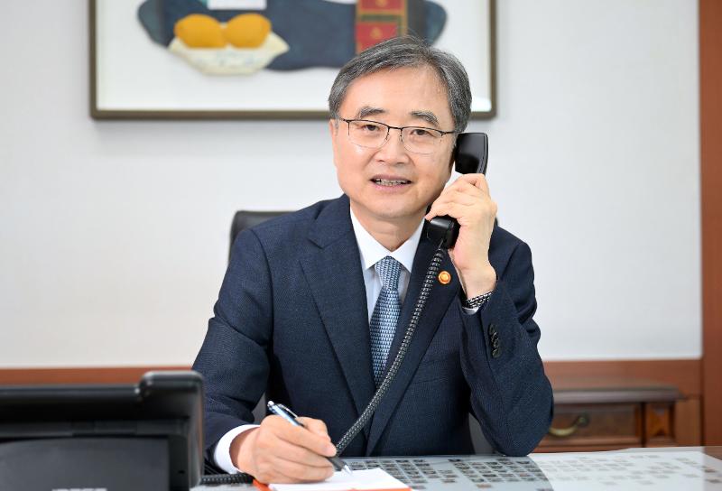 Pada tanggal 24 Agustus 2026 Menteri Luar Negeri Cho Hyun berbicara melalui telepon dengan Menteri Luar Negeri Amerika Serikat (AS) Marco Rubio untuk membahas hubungan Korea-AS, isu Semenanjung Korea, serta situasi global. (Kementerian Luar Negeri)
