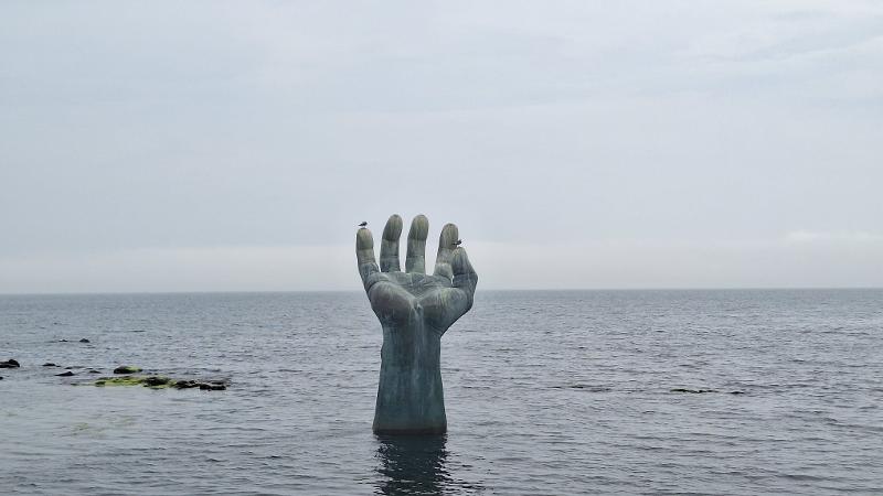 Patung berbentuk telapak tangan di tengah laut menjadi simbol utama Alun-alun Matahari Terbit Homigot yang terletak di Nam-gu, Kota Pohang, Provinsi Gyeongsangbuk. Foto tersebut diambil pada tanggal 18 Juli 2026. 