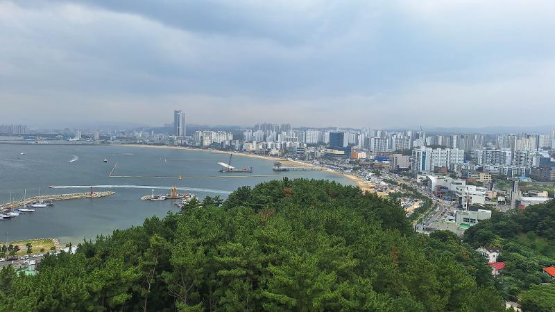 Pemandangan Kota Pohang jika dilihat dari sisi teratas Space Walk di Taman Hwanho. Foto tersebut diambil pada tanggal 18 Juli 2026.  
