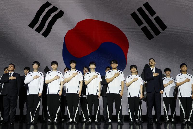 Tim nasional esports Korea memberikan penghormatan kepada bendera nasional Korea dalam upacara pelepasan menuju Asian Games Aichi-Nagoya 2026 yang digelar pada tanggal 25 Agustus 2026 di Sangam Cube Convention Cetner, Mapo-gu, Seoul. (Yonhap News)  