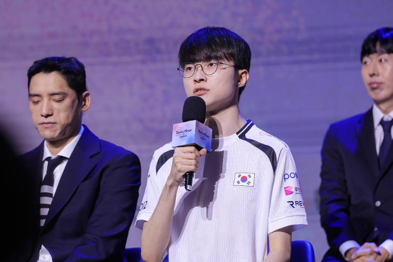 Lee Sang-hyeok alias Faker (kedua dari kiri) mengungkapkan targetnya dalam upacara pelepasan timnas Korea menuju Asian Games Aichi-Nagoya 2026 yang digelar pada tanggal 25 Agustus 2026 di Sangam Cube Convention Center, Mapo-gu, Seoul. (Asosiasi Esports Korea)  
