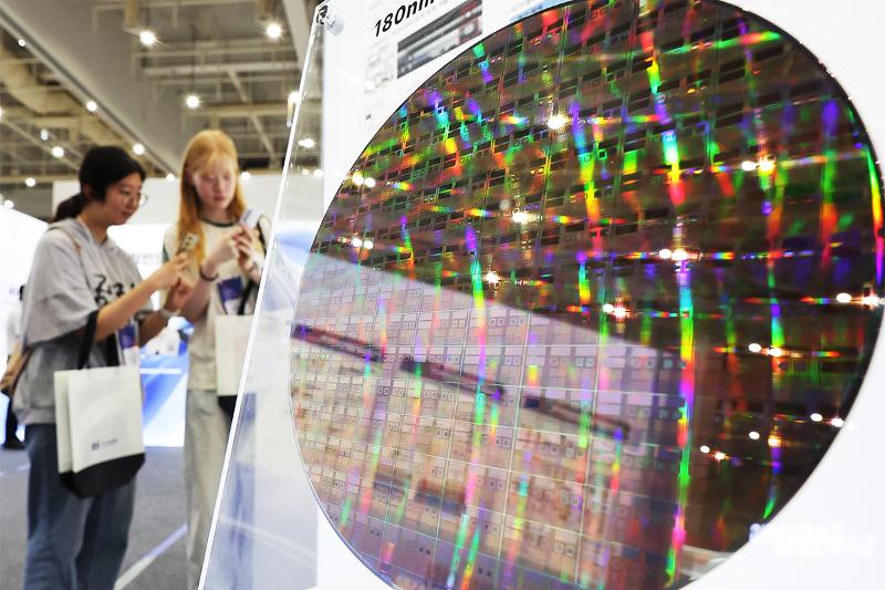 Pada tanggal 26 Agustus 2026 para pengunjung melihat berbagai produk yang dipamerkan dalam Advanced Semiconductor Packaging & Chiplet Show yang digelar di Suwon Convention Center, Yeongtong-gu, Kota Suwon, Provinsi Gyeonggi. (Yonhap News)