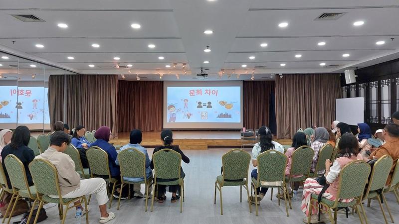 Suasana Aula Multifungsi KCCI dengan kursi yang disusun melingkar untuk sesi kedua Ruang Bicara Bahasa Korea yang berlangsung pada Senin (24/08/2026). (Maulia Resta Mardaningtias) 