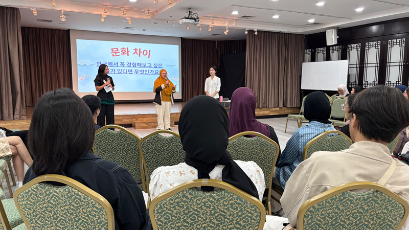 Potret penulis saat berbagi cerita mengenai budaya Korea yang ingin dicoba dalam acara Ruang Bicara Bahasa Korea pada Senin (24/08/2026). (Wiji Astuti) 