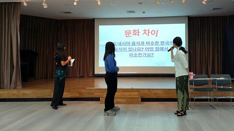 Potret salah satu peserta maju ke depan untuk menjawab pertanyaan yang ditampilkan di layar proyektor mengenai kesamaan dan perbedaan makanan Korea dan Indonesia dalam Ruang Bicara Bahasa Korea pada Senin (24/08/2026) di KCCI, Jakarta. (Maulia Resta Mardaningtias)  