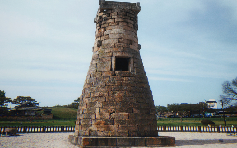 Cheomseongdae merupakan bangunan yang digunakan untuk mengamati bintang pada masa Kerajaan Silla dan kini berada di Kota Gyeongju. Foto diambil pada tanggal 18 April 2026. 
