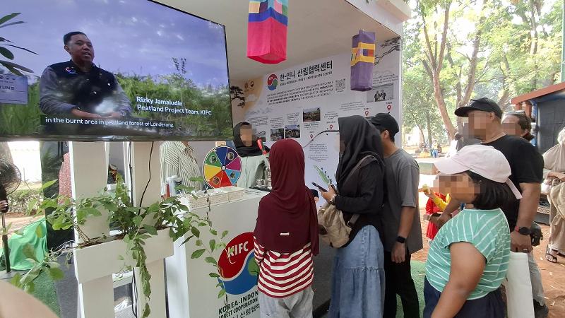 Suasana pengunjung di stan KIFC dalam rangka perayaan HKAN 2026 pada tanggal 22 Agustus 2026 di Taman Margasatwa Ragunan, Jakarta. 