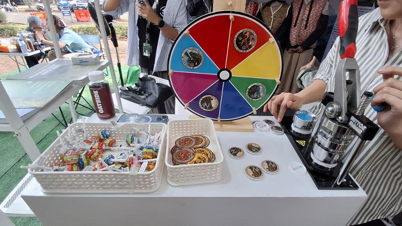 Pengunjung dapat mengikuti permainan roda putar untuk mendapatkan hadiah pin dengan motif program KIFC dan permen di stan KIFC pada perayaan HKAN 2026 tanggal 20-23 Agustus 2026 di Taman Margasatwa Ragunan, Jakarta.  