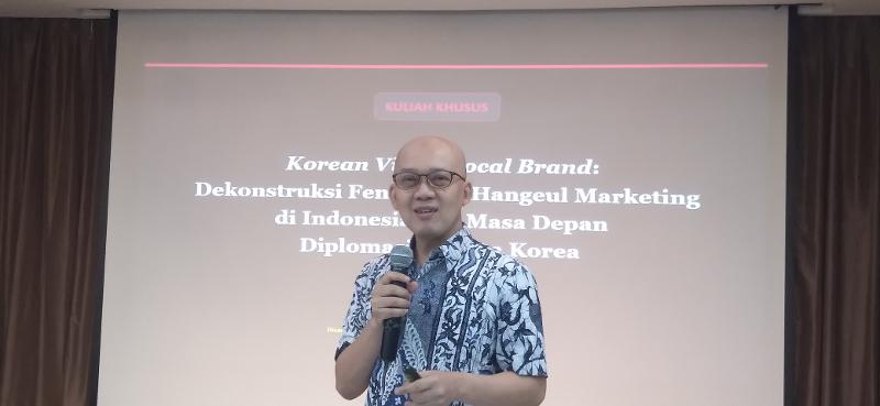 Suray Agung Nugroho memaparkan penggunaan hangeul dalam produk asal Indonesia dari aspek budaya pada Rabu (26/08/2026) di KCCI, Jakarta. 
