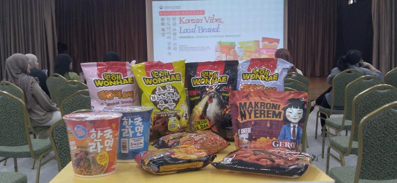 Contoh sejumlah produk yang dijual di Indonesia dengan menggunakan hangeul yang dipajang dalam acara Korean Vibes, Local Brand: Hangeul Sebagai Strategi Branding pada Rabu (26/08/2026) di ruang serbaguna KCCI, Jakarta. 