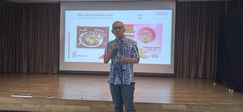 Suray Agung Nugroho memperlihatkan kemasan produk lokal yang menggunakan hangeul untuk menggaet konsumen Indonesia pada Rabu (26/08/2026) di ruang serbaguna KCCI, Jakarta. 