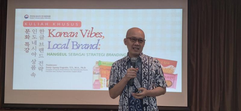 Suray Agung Nugroho menjelaskan penggunaan huruf hangeul sebagai strategi pemasaran produk asal Indonesia pada Rabu (26/08/2026) di KCCI, Jakarta.  