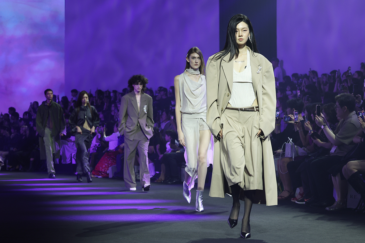 Para model berjalan dalam peragaan busana pembuka 2027 S/S Seoul Fashion Week yang digelar pada tanggal 1 September 2026 di Dongdaemun Design Plaza, Jung-gu, Seoul. (Park Daejin)