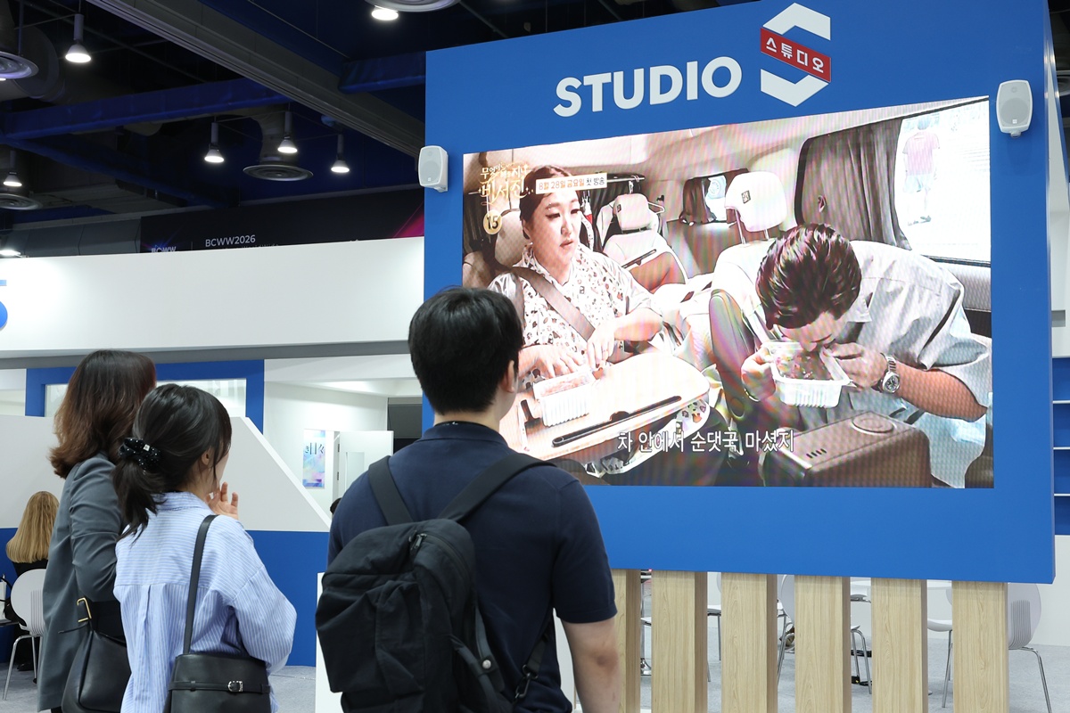 Para pengunjung terlihat sedang melihat layar dalam acara Broadcast Worldwide (BCWW) yang digelar di COEX, Gangnam-gu, Seoul, pada tanggal 14 September 2026. (Park Daejin)