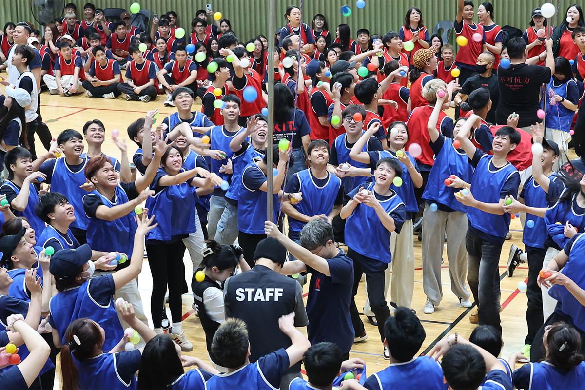 Para mahasiswa internasional mengikuti permainan memecahkan bola keberuntungan dalam Pesta Olahraga Mahasiswa Internasional Korean Language Institute of the Kyungnam College of Information & Technology Pertama yang digelar di Minseok Sports Center, Kyungnam College of Information & Technology, Sasang-gu, Busan, pada tanggal 23 September 2026.  Acara tersebut diselenggarakan untuk menghibur mahasiswa internasional yang tidak dapat pulang ke negara asal mereka menjelang Chuseok. Lebih dari 500 mahasiswa dari 12 negara mengikuti acara tersebut. (Yonhap News)