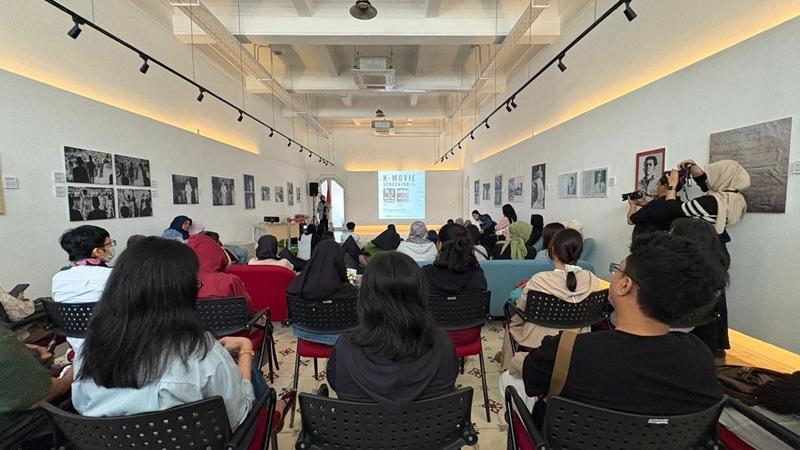 Potret warga yang menghadiri pemutaran film sejarah Korea pada Sabtu (22/08/2026) sebagai rangkaian pameran fotografi My Wish, Our Wish: Road to Freedom. (KCCI) 