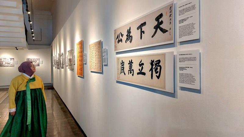 Potret penulis saat berkeliling pameran mengenakan hanbok saat mengunjungi Pameran My Wish Our Wish: Road to Freedom pada hari Sabtu (29/08/2026) di ANTARA Heritage Center, Jakarta. (Maulia Resta Mardaningtias) 