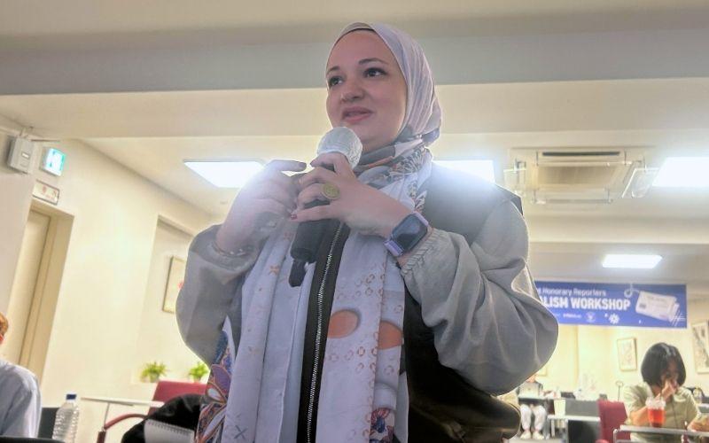 Yasmeen Medhat, Wartawan Kehormatan asal Mesir, mengajukan pertanyaan pada sesi tanya jawab dalam lokakarya foto jurnalistik untuk Wartawan Kehormatan pada Sabtu (29/8/2026) di IGM Global Management Institute, Jung-gu, Seoul. 