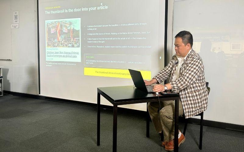 Ha Sang-yun memberikan umpan balik terhadap foto yang dihasilkan para Wartawan Kehormatan untuk membantu peserta memahami cara membangun cerita melalui rangkaian foto dalam lokakarya foto jurnalistik untuk Wartawan Kehortamatan pada Sabtu (29/8/2026) di IGM Global Management Institute, Jung-gu, Seoul.  