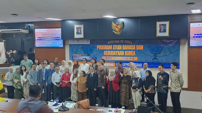 Potret akademisi, panelis, dan perwakilan lembaga mitra berfoto bersama pada perayaan 20 tahun Prodi BKK UI tanggal 28 Agustus 2026 di Auditorium Gedung 1 FIB UI, Depok. 